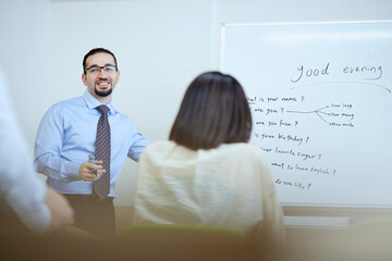 英会話教室で英語を教える男性講師
