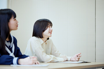 授業を受ける若い日本人学生