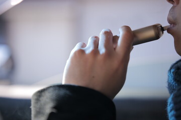 電子タバコを吸う人3