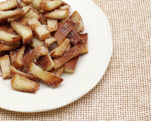 食パンの耳を少量の食用油で揚げて砂糖とシナモンを振りかけたスナック