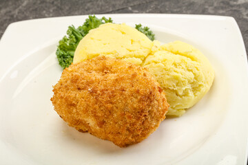 Crispy chicken cutlet with mashed potato