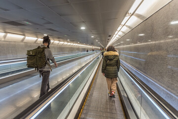 Mujer caminado en el metro de Madrid