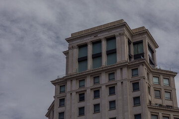 Fototapeta premium Toma a edificio desde la plaza de cataluya