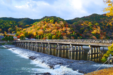Fototapeta premium 秋の京都市嵐山の渡月橋
