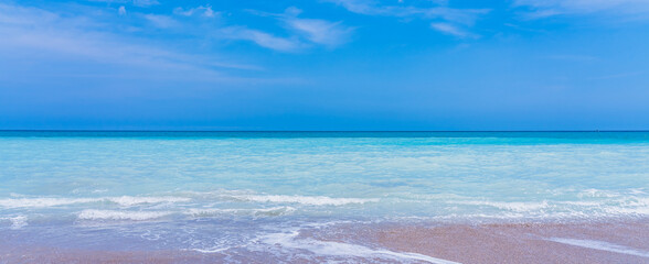 Naklejka premium Panorama of a deserted beach. Turquoise clear water and blue sky in sunny weather on the beach in Melbourne, Florida