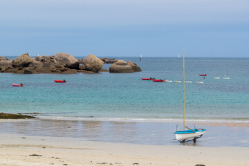 Voilier sur la plage au bord de la mer en Bretagne