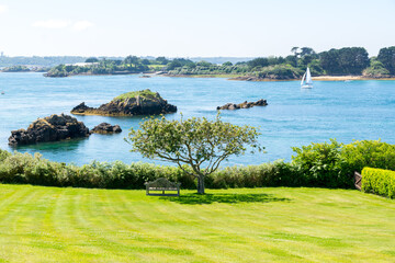 Jardin paisible au bord de la mer le long de la cote de granit rose