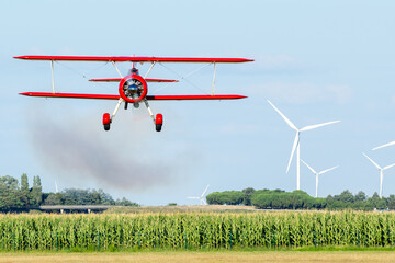 Boeing Steerman en passage bas sur un champ de maïs