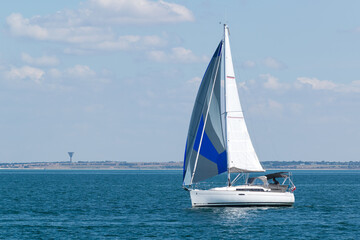 Voilier naviguant toute voile dehors aux bords des côtes en vendée