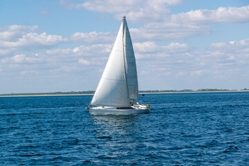 Naklejka premium Voilier naviguant sur la mer au vent