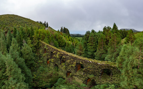 Old aqueduct Muro das Nove Janelas