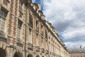 Fototapeta na wymiar old brick building in paris