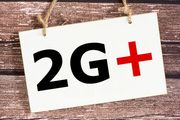 Ein Schild 2G Plus als Massnahme gegen Covid-19 Pandemie