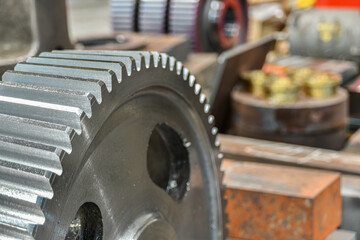 Manufacturing and manufacturing of a cogwheel with internal splines in an industrial plant.