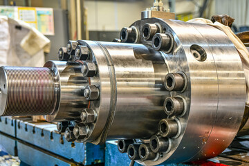 Obraz na płótnie Canvas Repair of high pressure hydraulic equipment in a mechanical workshop.