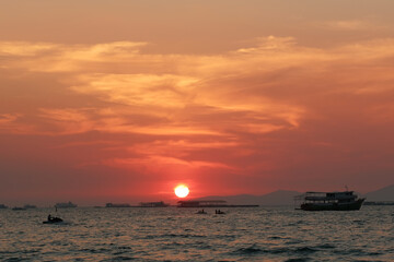 Fototapeta na wymiar beautiful red sunset at sea
