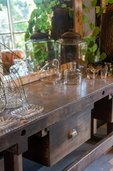 アンティークのガラス製品　大きな鏡とテーブル　