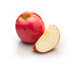Manzana roja y gajo de manzana sobre fondo blanco. Red apple and apple wedge on white background.