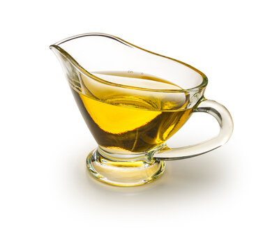 Aceite de oliva virgen en salsera de cristal. Virgin olive oil in a glass sauce boat.