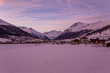 Obraz premium The Italian ski resort town of Livigno at sunrise with traditional alpine buildings