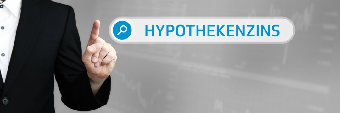 Hypothekenzins. Mann zeigt mit Finger auf Suchfeld im Internet-Browser. Wort/Text (blau) in der Suche.