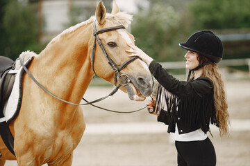 Obraz premium Portrait of riding horse with woman in black helmet with comb