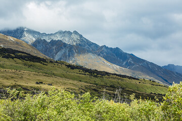 Fototapeta na wymiar ニュージーランド　オタゴ地方のグレノーキーのラグーン・トラックから見える風景と山脈