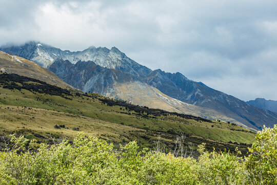 ニュージーランド　オタゴ地方のグレノーキーのラグーン・トラックから見える風景と山脈