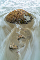 ニュージーランド　モエラキの海岸にある丸い奇石、モエラキ・ボルダーズと打ち寄せる波