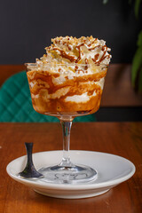 Caffè freddo al caramello servito su un tavolo di legno