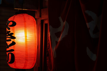 焼き鳥の赤提灯と赤暖簾