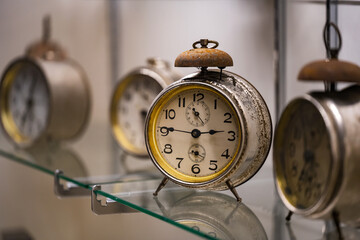 錆びている古い目覚まし時計がガラスケースに飾られている