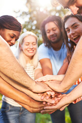 Freunde stapeln Hände als Symbol für Gemeinschaft