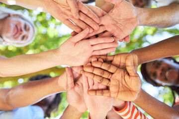 Junge Leute stapeln Hände als Symbol für Teambuilding