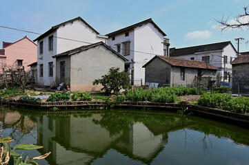 Fototapeta na wymiar Farmers' riverside houses in rural China