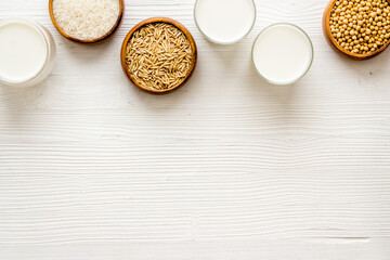 Obraz na płótnie Canvas Non dairy vegan milk with almonds rice and oats