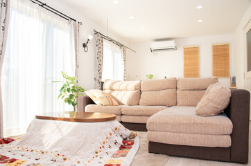 こたつある広いリビングルーム