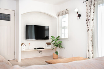 壁掛けテレビのあるリビングルーム