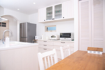 白を基調としたダイニングキッチン