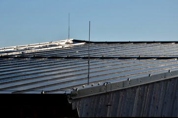 an earth conductor must be installed on each gray roof, which copies the outline of the building...