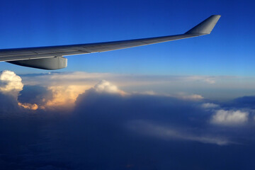 飛行機の翼と朝焼けの空