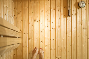 weibliche Füße in einer Sauna