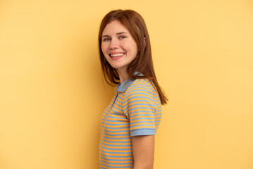 Obraz premium Young English woman isolated on yellow background confident keeping hands on hips.