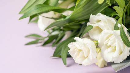Obraz na płótnie Canvas White roses bouquet on color background. Text space