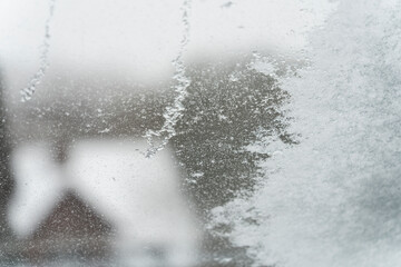 Detailansicht von Schnee auf Fenster