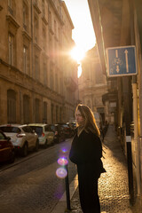 Obraz premium young traveler girl enjoying a sunset through the streets of bordeaux