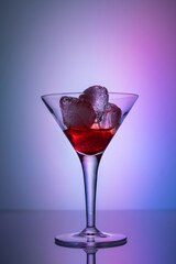 Cocktail Glas mit Eiswürfeln bunt