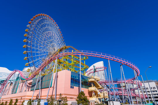 横浜みなとみらいの遊園地「よこはまコスモワールド」のジェットコースターと観覧車