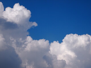 大きな雲の上　雲の背景素材