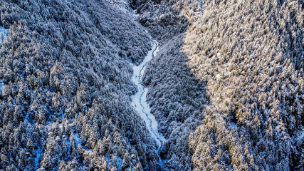 Fluss im Winter von oben